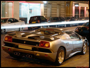 Картинка автомобили выставки уличные фото