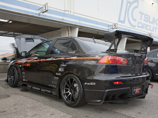 Картинка автомобили выставки уличные фото