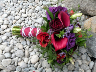 Картинка цветы букеты композиции каллы розы эустома галька