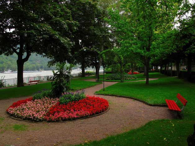 Обои картинки фото природа, парк, скамейка, клумба, река