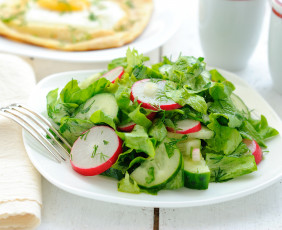 Картинка еда салаты закуски салат редиска огурцы