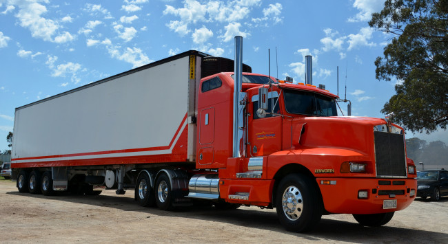 Обои картинки фото t600 kenworth, автомобили, kenworth , выставка, улица, тяжелый, грузовик, седельный, тягач