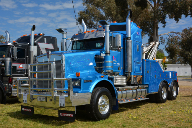 Обои картинки фото kenworth, автомобили, kenworth , выставка, улица, тяжелый, грузовик, седельный, тягач