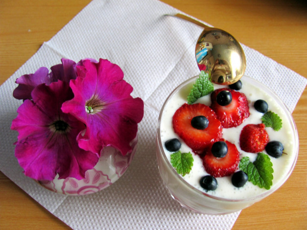 Обои картинки фото еда, мороженое,  десерты, петуния, клубника, десерт, мята, черника