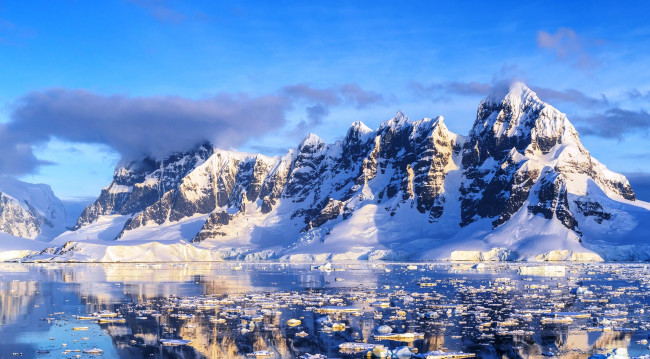 Обои картинки фото природа, реки, озера, горы, небо, облака, озеро, лед, снег