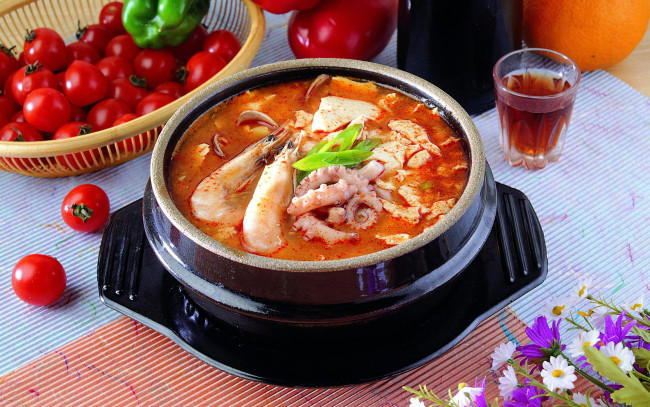 Обои картинки фото еда, первые блюда, рыбный, суп, креветки, помидоры, черри