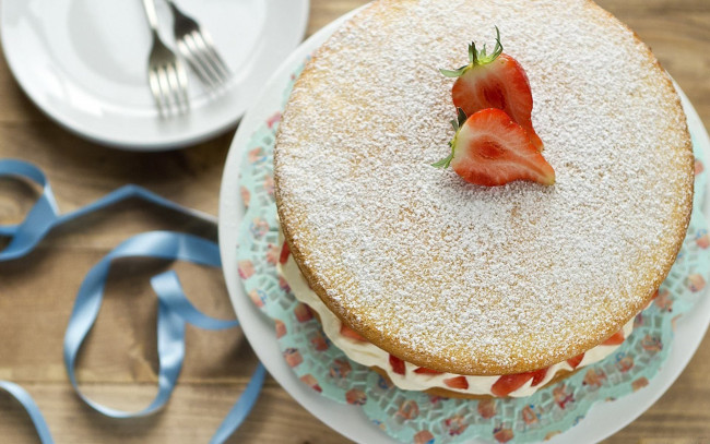 Обои картинки фото еда, пироги, посыпка, клубника