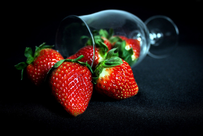 Обои картинки фото еда, клубника,  земляника, бокал, ягоды