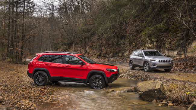 Обои картинки фото jeep cherokee trailhawk and cherokee limited 2019, автомобили, jeep, 2019, limited, cherokee, trailhawk