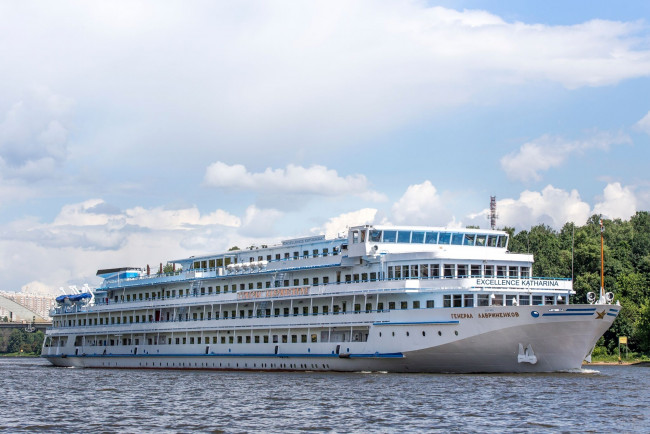 Обои картинки фото генерал лавриненков, корабли, теплоходы, генерал, теплоход, река, круиз, лавриненков
