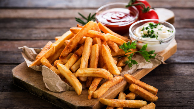 Обои картинки фото еда, чипсы,  картофель фри, соусы, картофель, фри, аппетитный