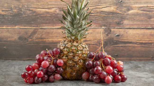 Обои картинки фото еда, фрукты,  ягоды, ананас, виноград