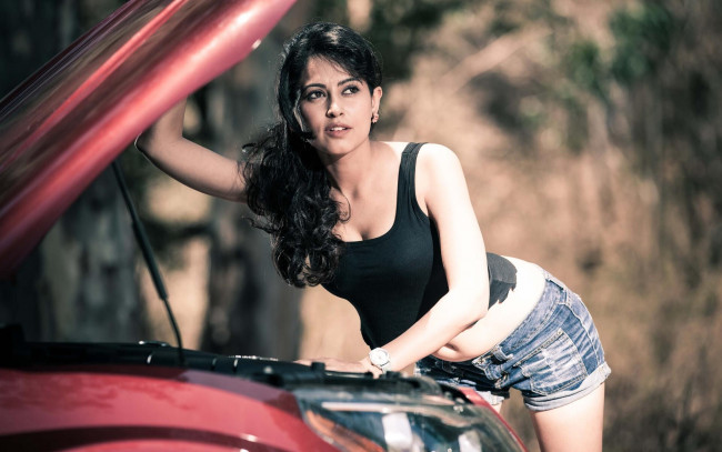 Обои картинки фото девушки, disha patani, майка, шорты, брюнетка, поза