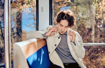 Картинка мужчины wang+yi+bo актер куртка очки автобус