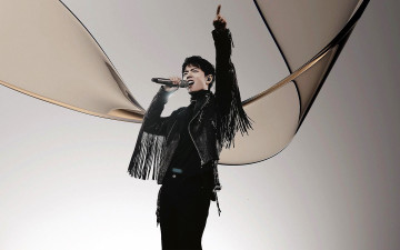 Картинка мужчины xiao+zhan актер певец куртка бахрома микрофон