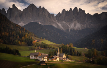 Картинка города валь-де-фюнес +санта-маддалена+ италия горы лес долина дома