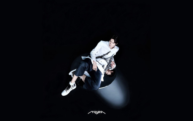 Обои картинки фото мужчины, liu haikuan, актер, кроссовки