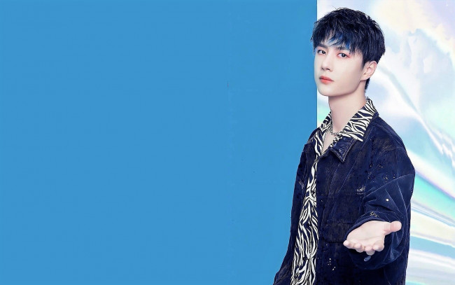 Обои картинки фото мужчины, wang yi bo, актер, куртка, жест