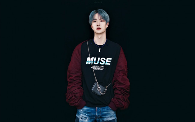 Обои картинки фото мужчины, wang yi bo, свитер, сумка, джинсы