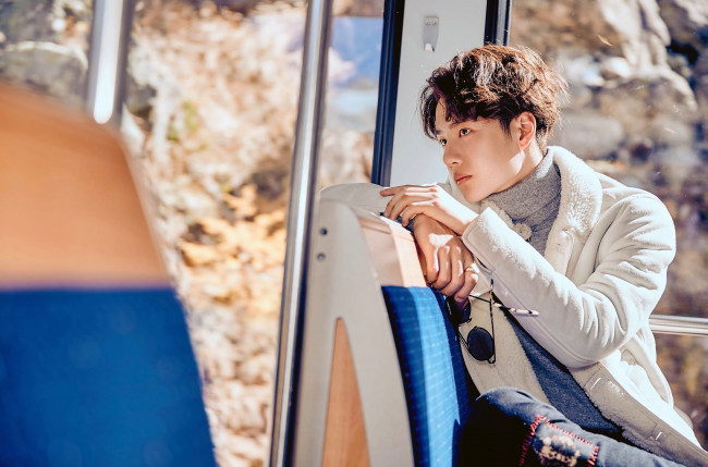 Обои картинки фото мужчины, wang yi bo, актер, куртка, очки, автобус