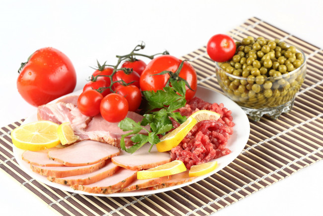 Обои картинки фото еда, разное, ветчина, фарш, горошек, зеленый, помидоры