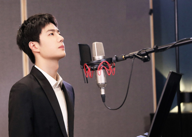 Обои картинки фото мужчины, wang yi bo, актер, певец, пиджак, микрофон, студия