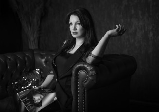 Картинка девушка+-+girl девушки -+черно-белые девушка женщина брюнетка темноволосая сексуальная модель звезда позирует разная обувь верхняя стильная одежда нижнее эротическое бельё трусы лифчик колготки чулки аксессуары макияж и множество элементов на фотографии евгения зонина