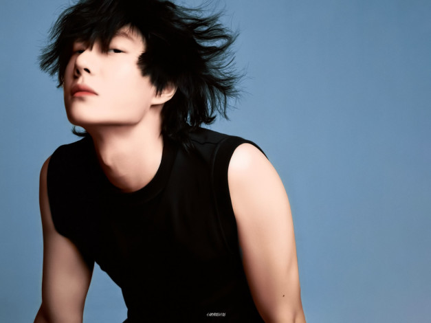 Обои картинки фото мужчины, wang yi bo, актер, взгляд, футболка