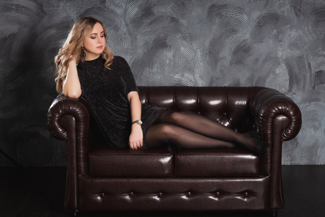 Обои картинки фото девушка - girl, девушки, - брюнетки,  шатенки, девушка, женщина, шатенка, темноволосая, сексуальная, модель, звезда, позирует, разная, обувь, верхняя, стильная, одежда, нижнее, эротическое, бельё, трусы, лифчик, колготки, чулки, аксессуары, макияж, и, множество, элементов, на, фотографии