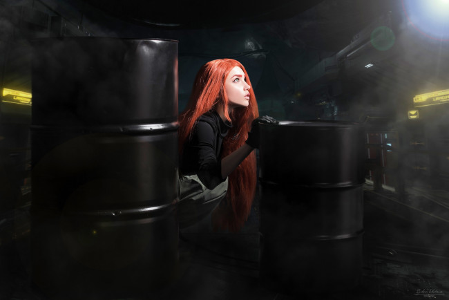 Обои картинки фото девушки, sofia lovegood, костюм, образ, бочки