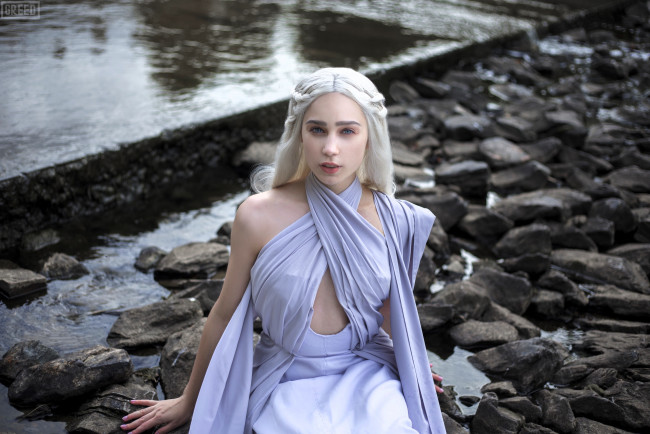 Обои картинки фото девушки, sofia lovegood, костюм, образ, камни