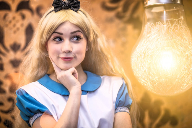 Обои картинки фото девушки, sofia lovegood, костюм, образ, лампочка, алиса