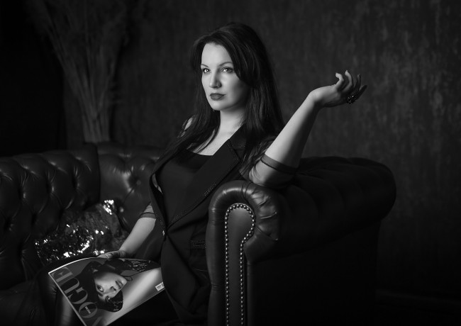 Обои картинки фото девушка - girl, девушки, - черно-белые, девушка, женщина, брюнетка, темноволосая, сексуальная, модель, звезда, позирует, разная, обувь, верхняя, стильная, одежда, нижнее, эротическое, бельё, трусы, лифчик, колготки, чулки, аксессуары, макияж, и, множество, элементов, на, фотографии, евгения, зонина