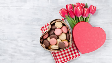 обоя праздничные, день святого валентина,  сердечки,  любовь, тюльпаны, коробка, макаруны, сердечки