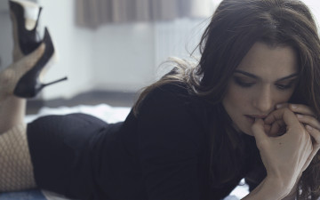 Картинка Rachel+Weisz девушки   лежит