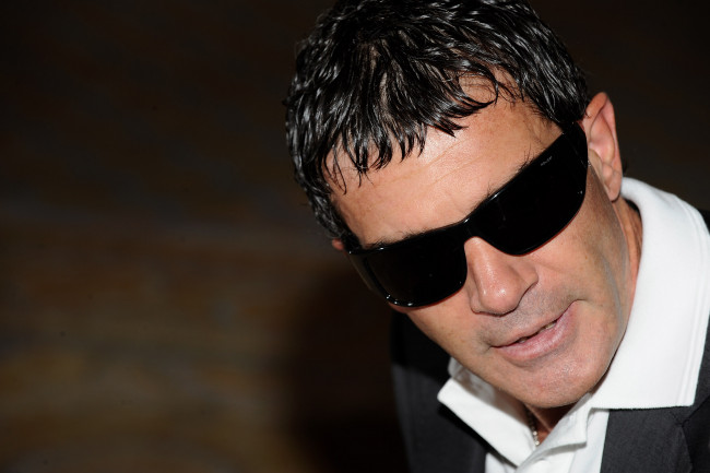 Обои картинки фото мужчины, antonio, banderas, очки