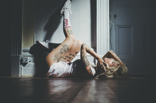 Обои картинки фото Sara Fabel, девушки, на, полу, тату, ножки