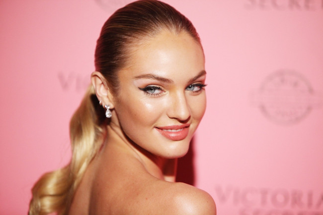 Обои картинки фото Candice Swanepoel, девушки, серьги, улыбка, модель