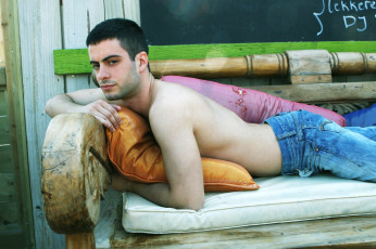 Картинка мужчины -+unsort красавчик поза диван