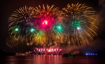 Картинка разное салюты +фейерверки огни залив фейерверк ночь