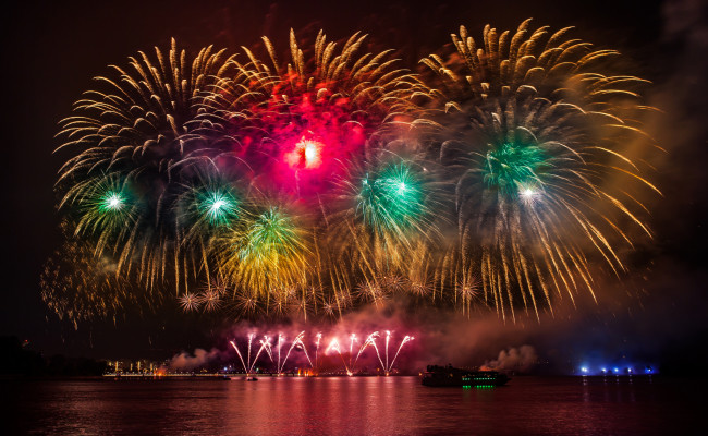 Обои картинки фото разное, салюты,  фейерверки, огни, залив, фейерверк, ночь