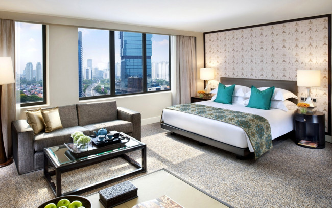 Обои картинки фото интерьер, спальня, дизайн, стиль, светлый, белый, серый, кровать, столики, диван, софа, подушки, окно, вид, город