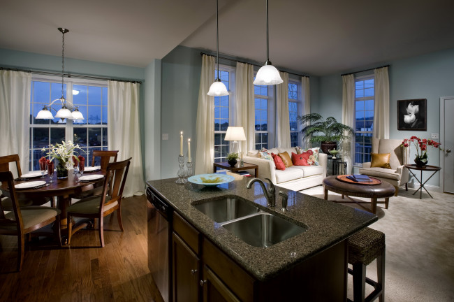 Обои картинки фото интерьер, гостиная, стол, стулья, диван