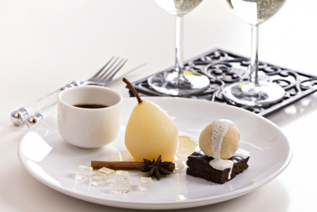 Обои картинки фото еда, мороженое,  десерты, тарелка, кофе, корица, гвоздика