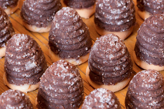 Обои картинки фото еда, пирожные,  кексы,  печенье, коричневые, пирпмидки, сахар, сладость