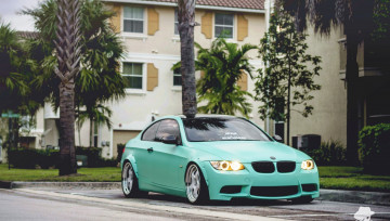 Картинка автомобили bmw бмв 3 голубой дом здание двор пальмы