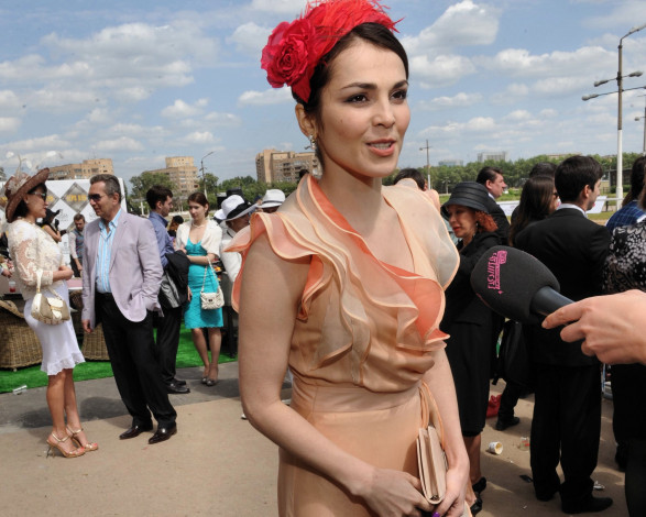 Обои картинки фото музыка, фабрика, интервью, певица, сати, казанова, люди