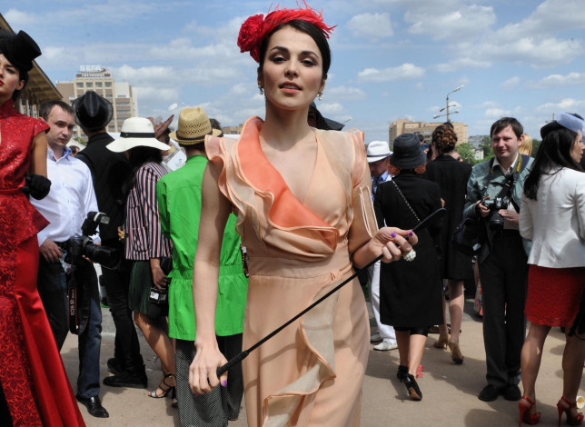 Обои картинки фото музыка, фабрика, сати, казанова, певица, люди