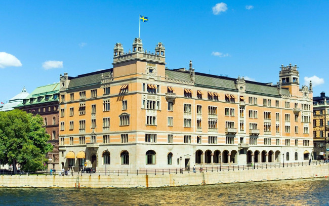 Обои картинки фото города, стокгольм , швеция, флаги, здание