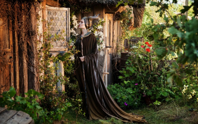 Обои картинки фото кино фильмы, maleficent, малифисента, сад, окно, дом, посох